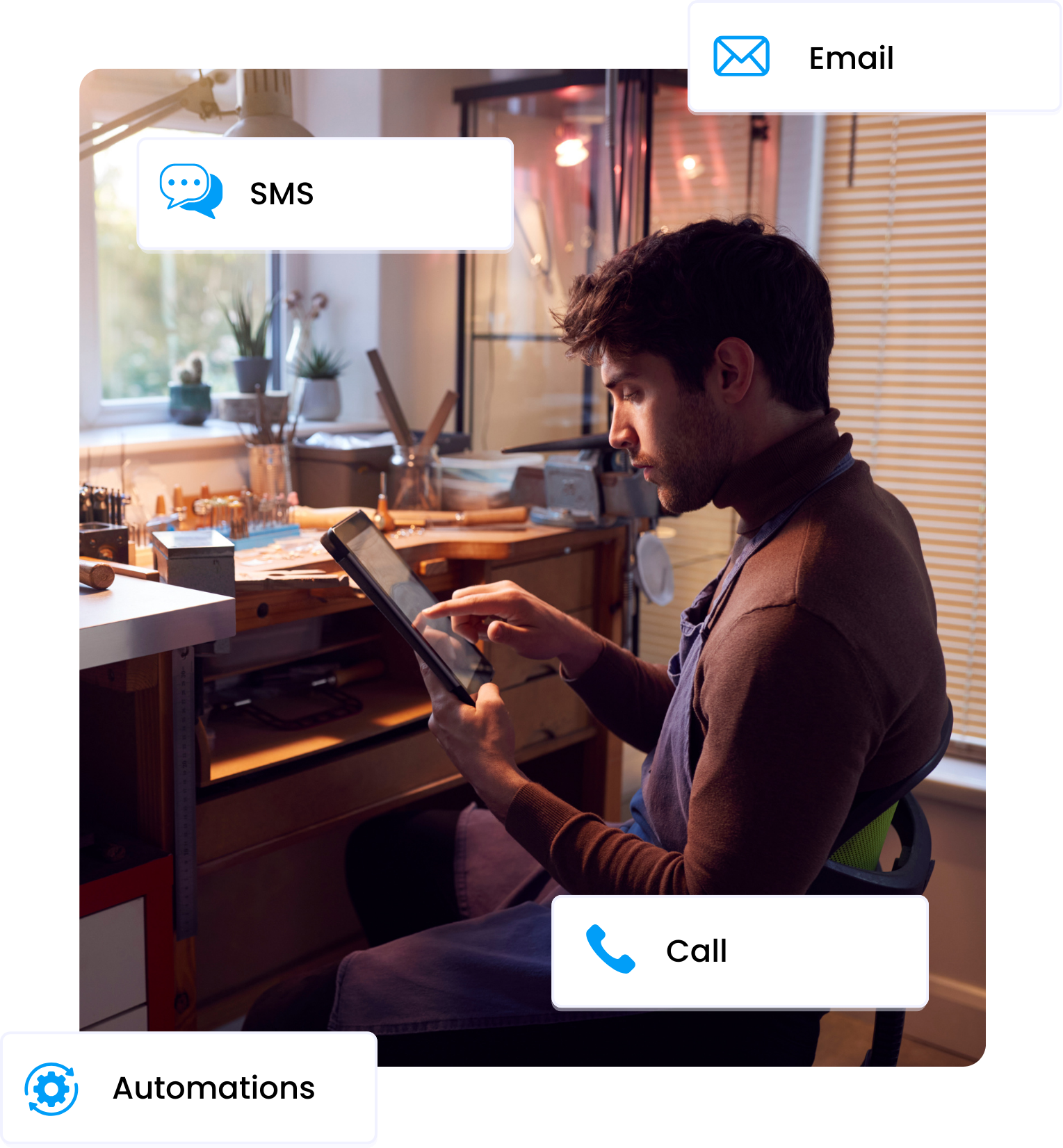 Person sidder foran arbejdsstation og håndterer reparationer på en ipad Person sidder foran arbejdsstation og håndterer reparationer på en ipad